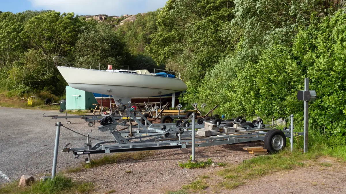 Båttrailers och segelbåt i Rixö marina