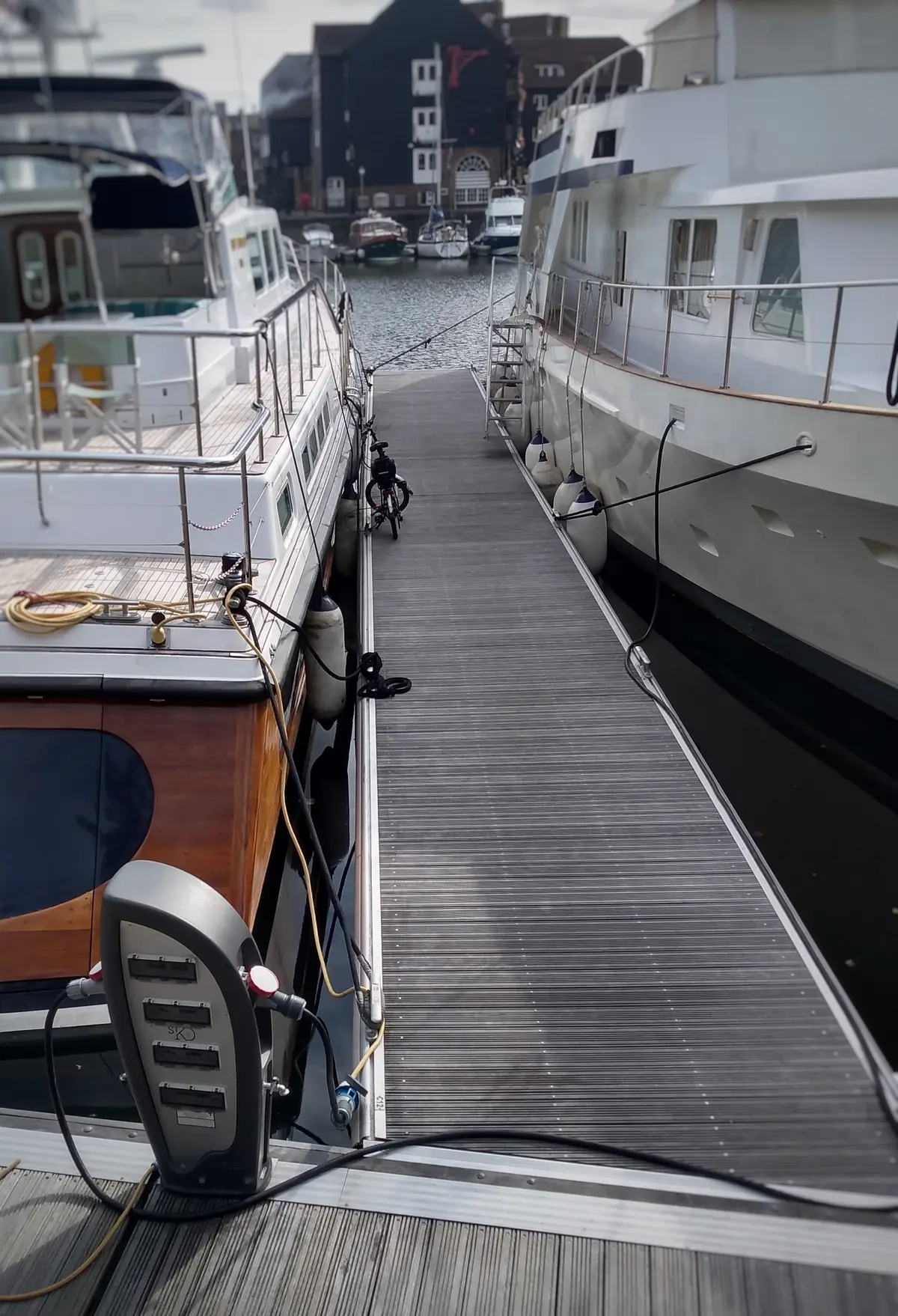 Småbåtar anslutna till landström i marina