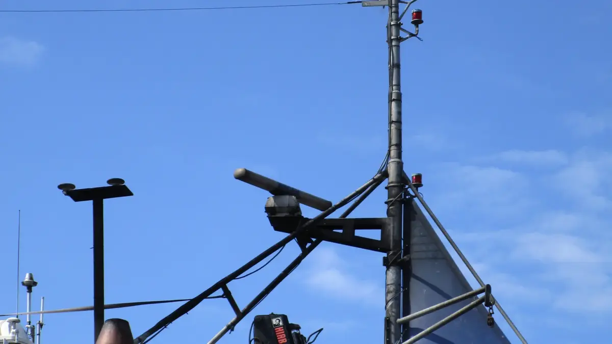 Navigationslanternor och antenner på fiskebåt vid Smögens varv