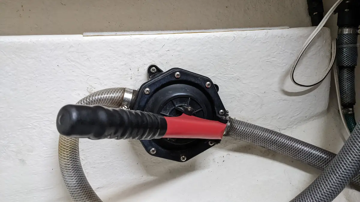 Manuell länspump installerad i en båt