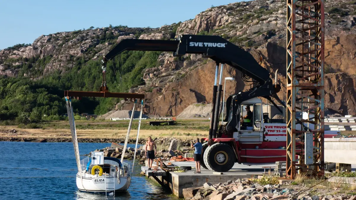 Segelbåt som sjösätts vid Rixö i Lysekils kommun
