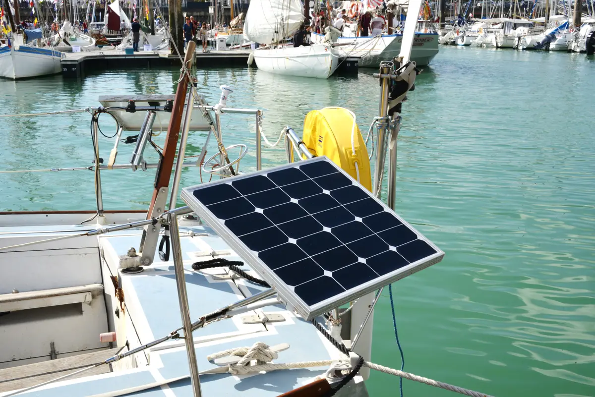 Solpaneler monterade på aktern på en segelbåt