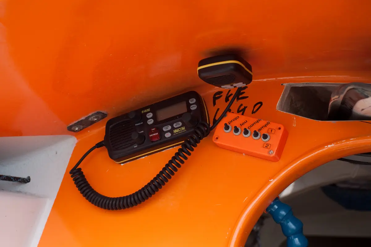 Fast marin VHF-radio med DSC-funktion
